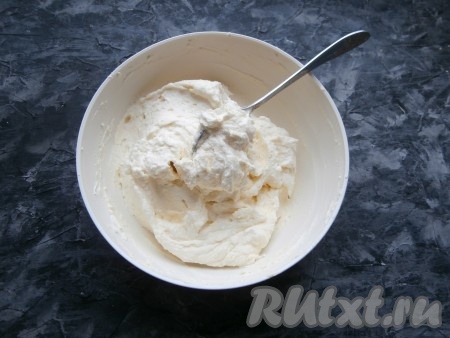 Крем готов! Он получается очень нежным, плотным, вкусным и отлично держит форму.
