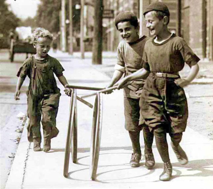 Дети играют в хуп-роллинг в Торонто. 1922 год.